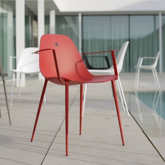 Chaise rouge Joli (Belgique) revêtu d'une peinture en poudre fine texture Alesta par Axalta; 