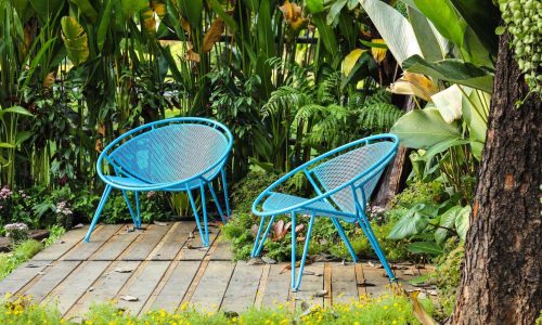 Repeindre chaises jardin bleu